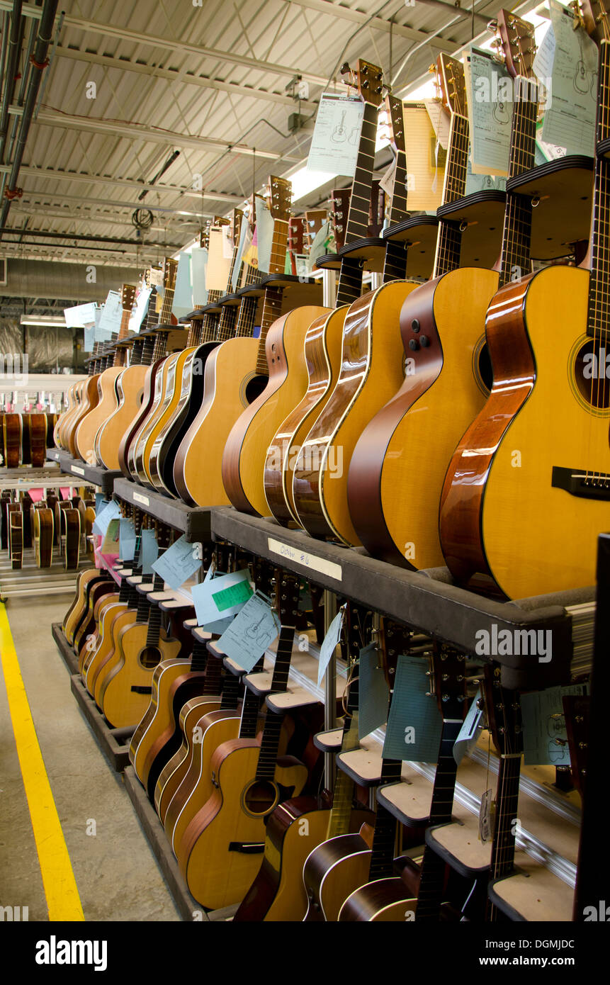 Guitarras apiladas durante el proceso de producción en la Fábrica de  Guitarras Martin en Nazareth, Pennsylvania, EE.UU Fotografía de stock -  Alamy