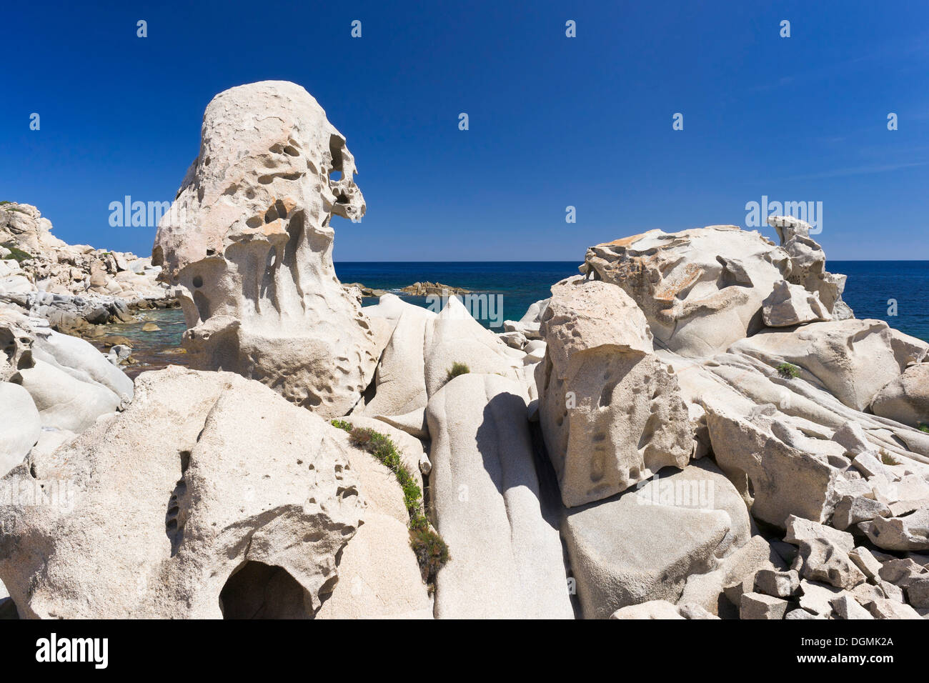 Rocas de granito erosionadas en la playa de Punta Molentis, Villasimius, Sarrabus, provincia de Cagliari, Cerdeña, Italia, Europa Foto de stock