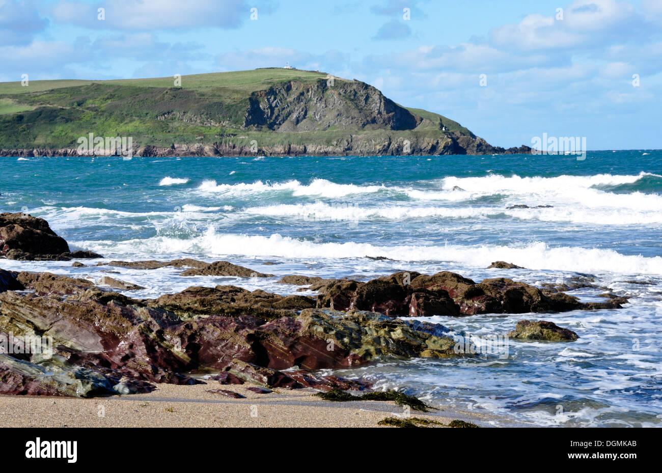 North Cornwall - Greenway beach - la fresca brisa del mar - blanco rematado olas rompiendo sobre las rocas - Ver punto paso a paso - Sol Foto de stock