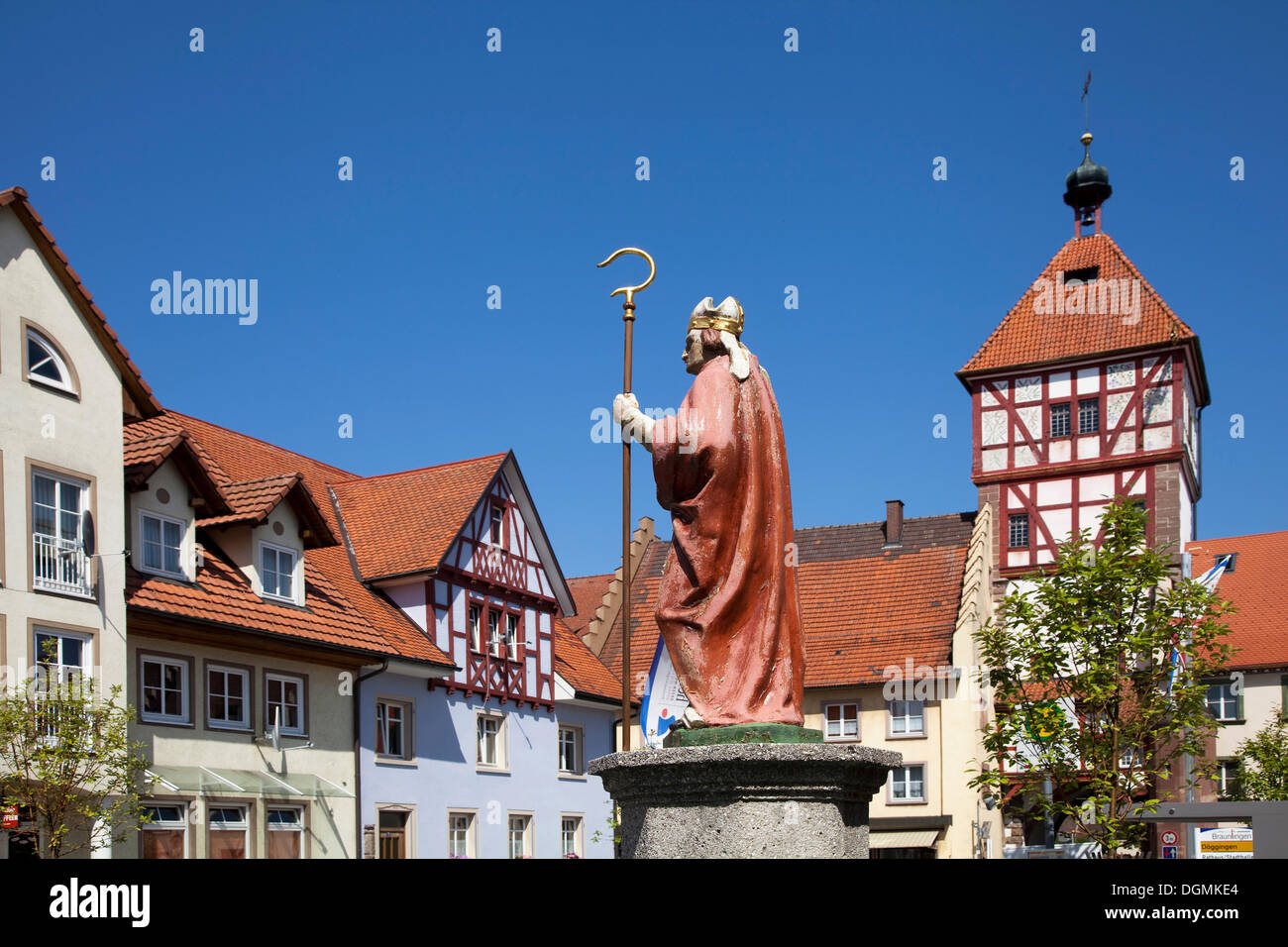 La estatua de un obispo está mirando a través de la vieja ciudad de Braeunlingen, distrito de Schwarzwald-Baar, Selva Negra. Foto de stock