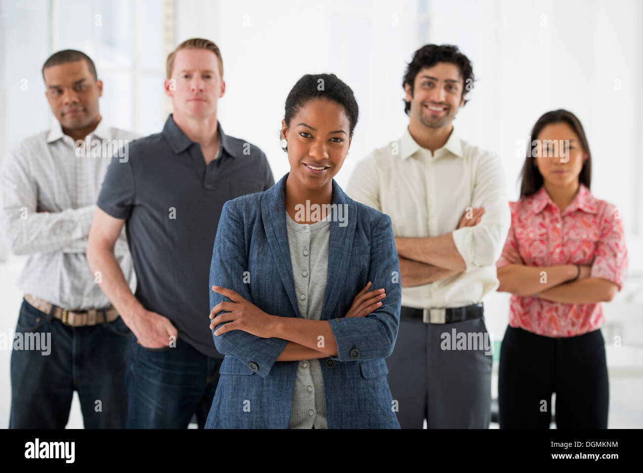 Los negocios. Un equipo de personas, un grupo multiétnico, hombres y mujeres de un grupo. Foto de stock