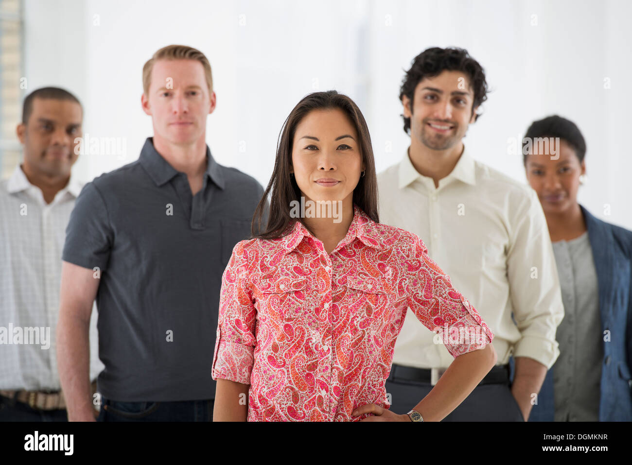 Los negocios. Un equipo de personas, un grupo multiétnico, hombres y mujeres de un grupo. Foto de stock