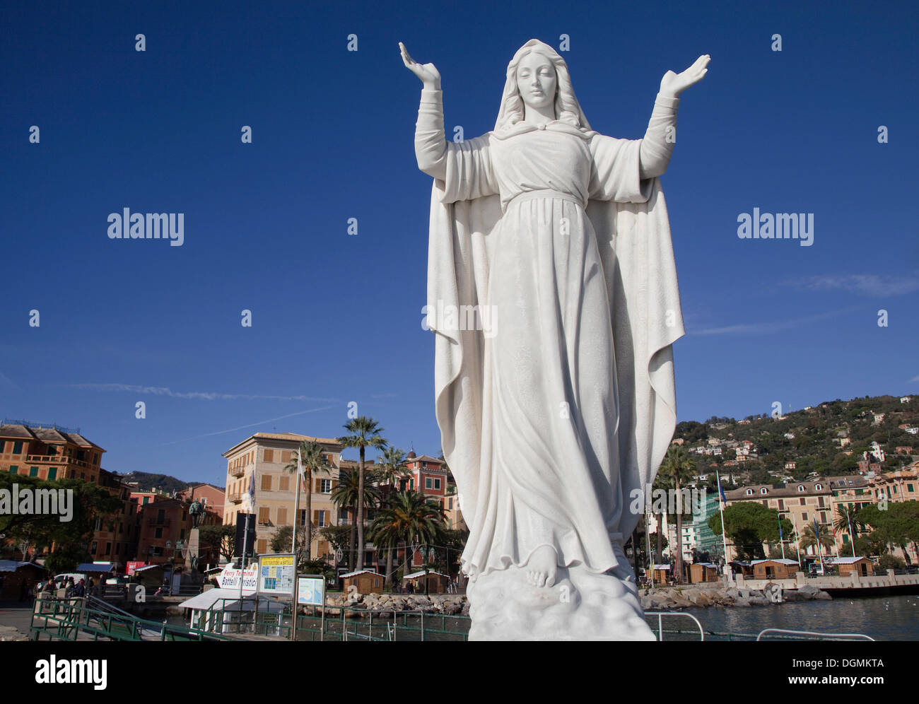 La estatua de la Virgen en el puerto de Santa Margherita, Golf von Genua, Santa Margherita, Liguria, Italia Foto de stock