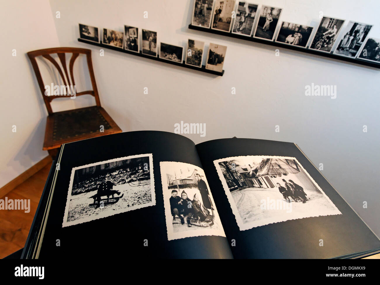 Álbum de fotos con fotografías históricas, los hijos de los empleados de la primera fundición en la región Ruhrgebiet, St. Foto de stock