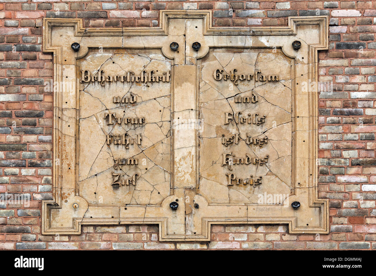 La perseverancia, la lealtad, la obediencia, la diligencia, la placa con epigrama sobre escuela en Neinstedt, Harz, en el Estado federado de Sajonia-Anhalt Foto de stock