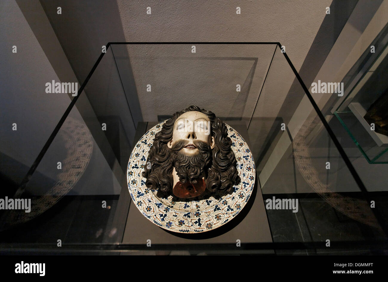 Cabeza cortada de Juan el Bautista acostado sobre una placa, escultura en madera, Stiftsmuseum museo museo del monasterio de Xanten, Xanten Foto de stock