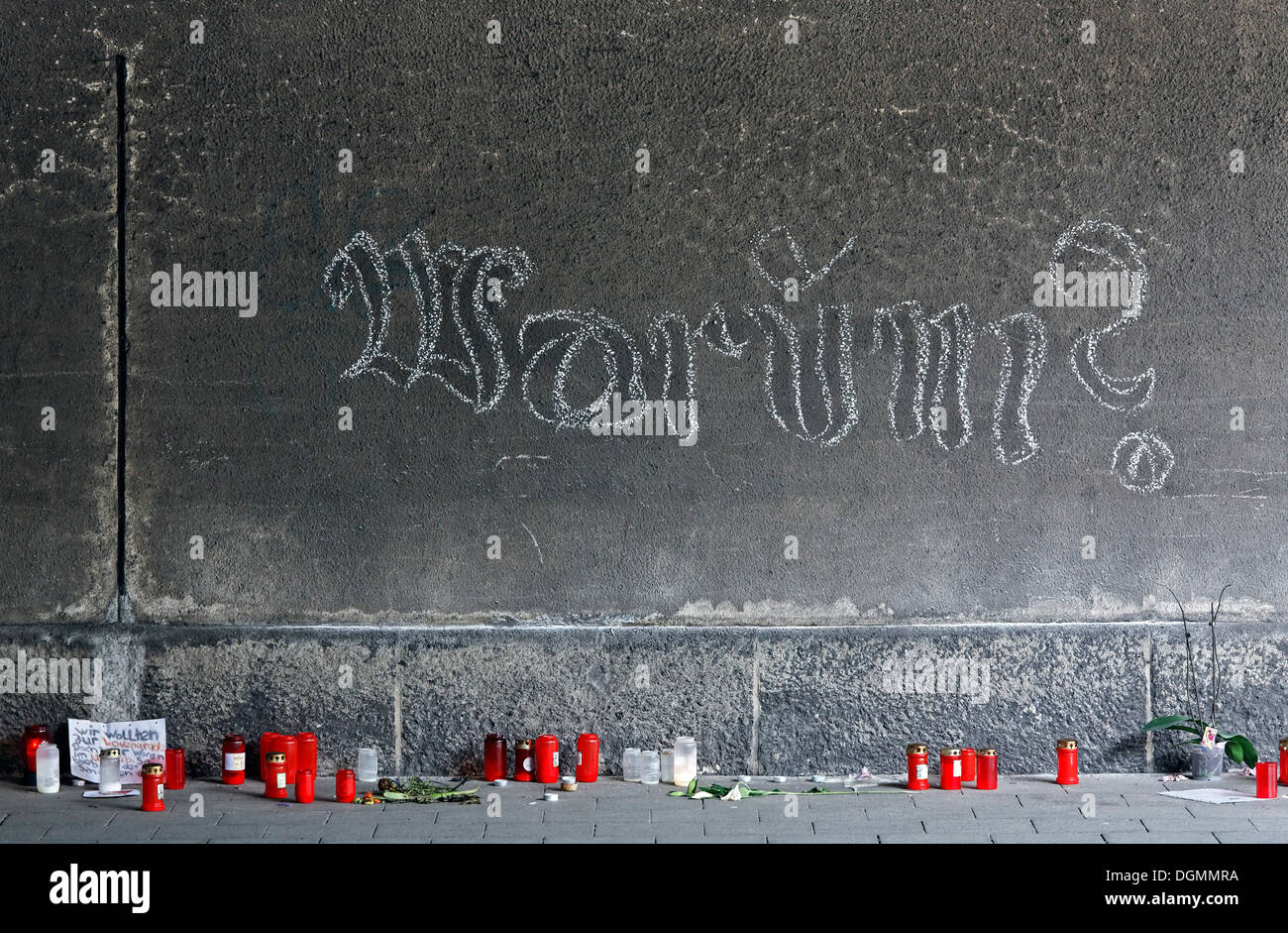 Warum? O por qué no?, velas y graffiti en el túnel, en memoria de las víctimas, el spot de la multitud aplastar en el Loveparade 2010 Foto de stock