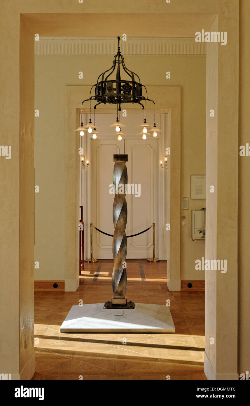 Columna de níquel y acero retorcido, en 360 grados, exposición en la pequeña casa de la Villa Huegel mansion Foto de stock