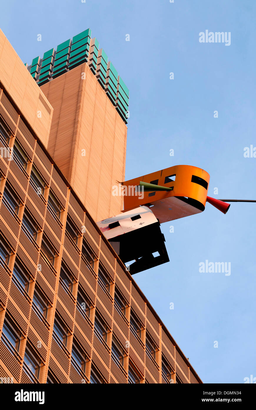 La escultura, aterrizó, por Auke de Vries, en el techo del edificio de Debis, Potsdamer Platz, Berlín Foto de stock