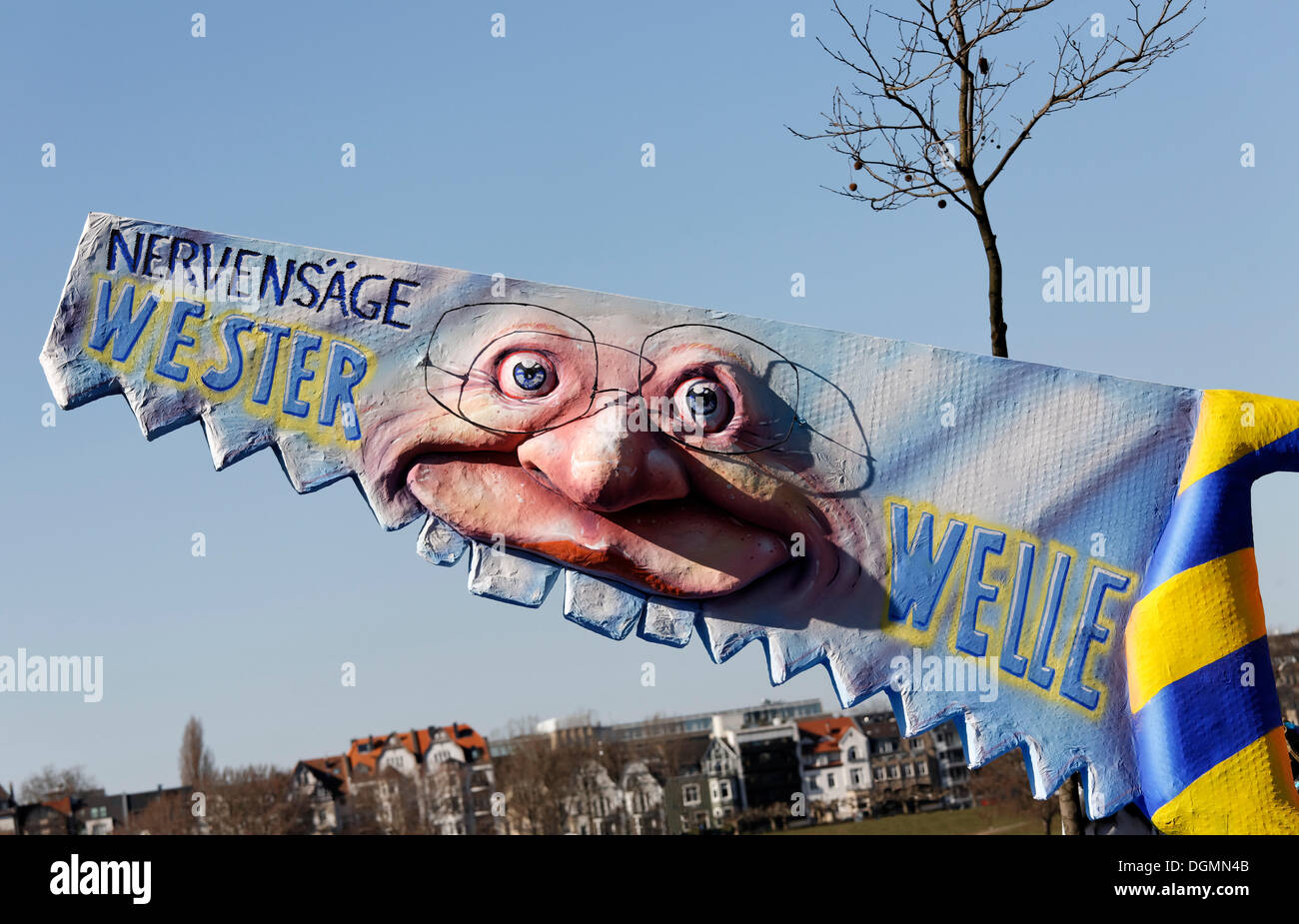Ministro de Relaciones Exteriores Westerwelle como una molestia, papel mache-figura, de temática satírica desfile de carrozas en el Rosenmontagszug Foto de stock