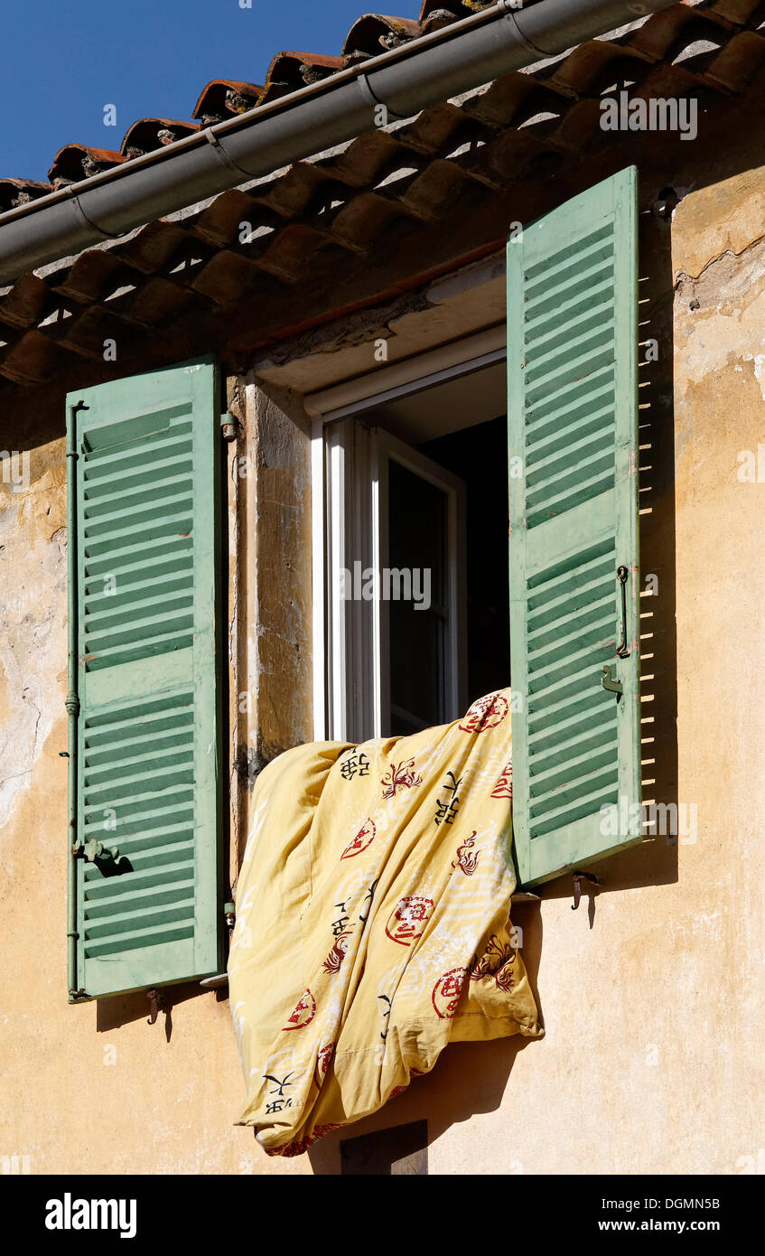 Edredón colgando de una ventana, un distrito histórico de Bormes-les-Mimosas, Provence-Alpes-Côte d'Azur, Francia, Europa Foto de stock