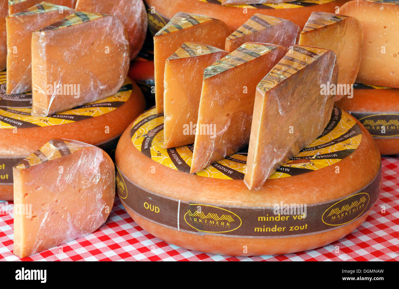 Antiguo Gouda, quesos holandeses, con poca grasa para venta en Middelburg, Walcheren, Zeeland, Holanda, Países Bajos, Europa Foto de stock