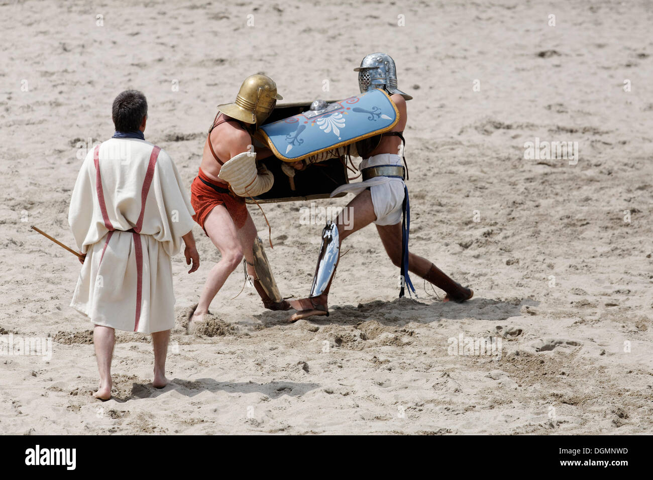 Provocator versus un gladiador Provocator, lucha, lucha de exhibición, Familia Gladiatoria Pulli Cornicinis por Marcus Junkelmann, Foto de stock