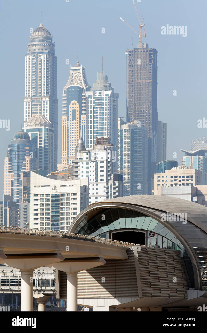 Skyline, Dubai Marina District, la estación de metro de Jumeirah Lake Towers, Dubai, Emiratos Árabes Unidos, Oriente Medio, Asia Foto de stock