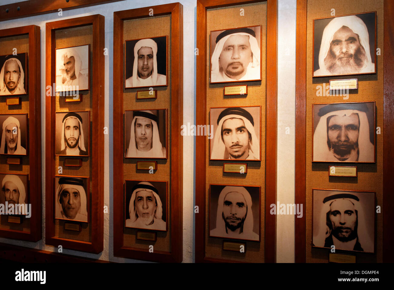 Los retratos de los maestros árabes, Museo Escuela Al-Ahmadiya, Dubai, Emiratos Árabes Unidos, Oriente Medio, Asia Foto de stock