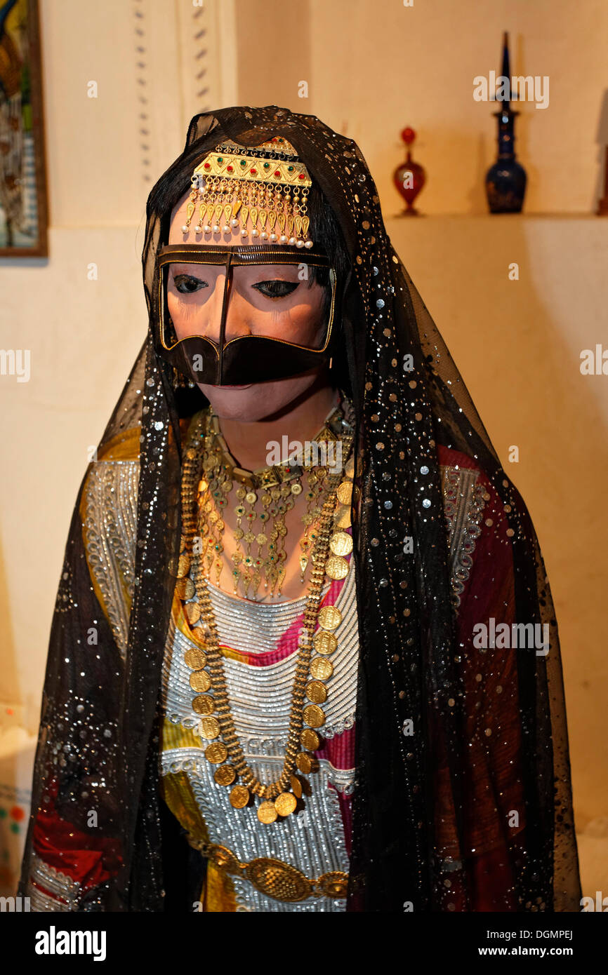Novia árabe vistiendo un traje tradicional y tocado, la figura de tamaño  real, el patrimonio de la Casa Museo, Emiratos Arabes Unidos, Oriente Medio  Fotografía de stock - Alamy