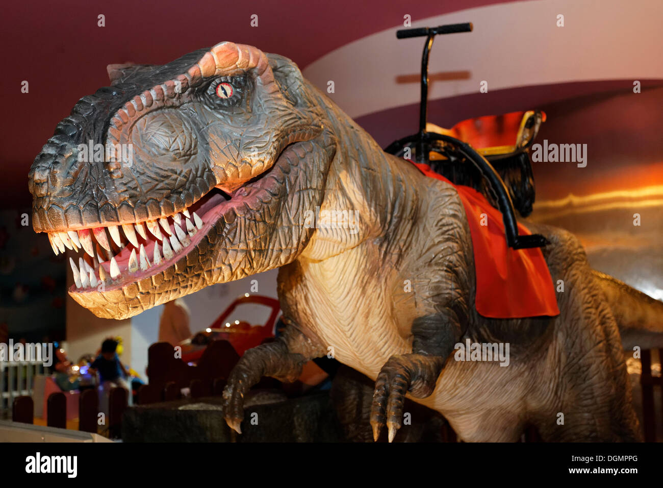 Montar un Dino para adolescentes, moviendo los dinosaurios, Mall de los  Emiratos, centro comercial, Dubai, Emiratos Árabes Unidos, Oriente Medio  Fotografía de stock - Alamy