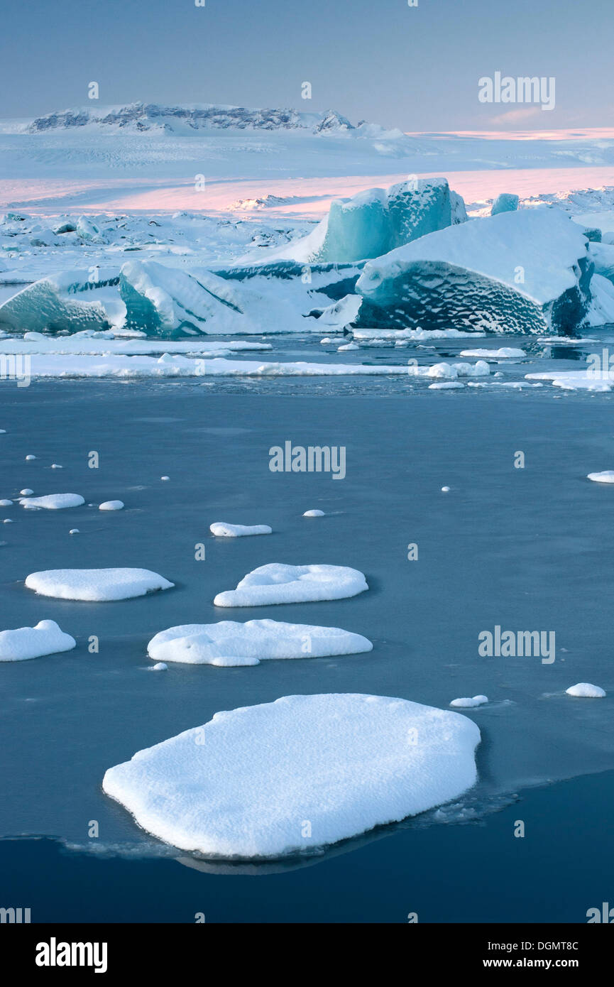 Los pequeños témpanos de hielo a la deriva en el lago glacial Joekulsárlón  congelados, o Breiðamerkurjoekull Breidamerkurjoekull y Vatnajoekull  Fotografía de stock - Alamy