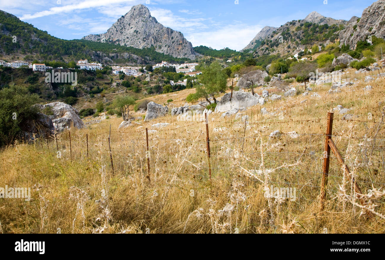 Pueblo de Grazalema en espectaculares montañas de piedra caliza, Sierra de Grazalema, Cádiz, Andalucía Foto de stock