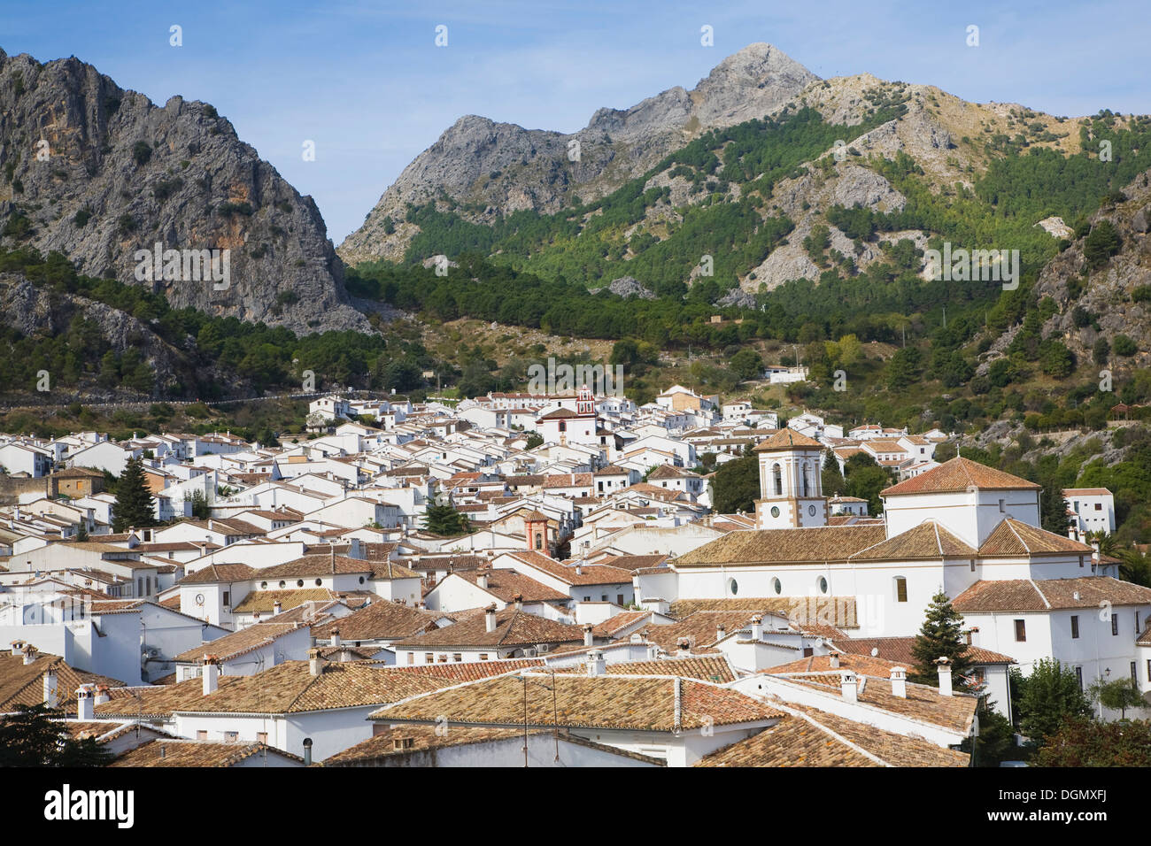 Pueblo de Grazalema en espectaculares montañas de piedra caliza, Sierra de Grazalema, Cádiz, Andalucía Foto de stock