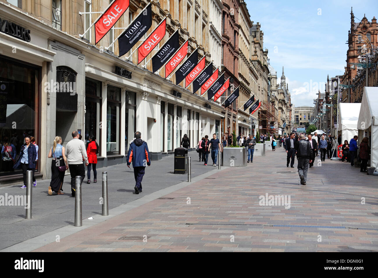 Buchanan Street, centro de la ciudad de Glasgow, gente caminando bajo el sol de verano al lado de House of Frasers Department Store, Escocia, Reino Unido Foto de stock