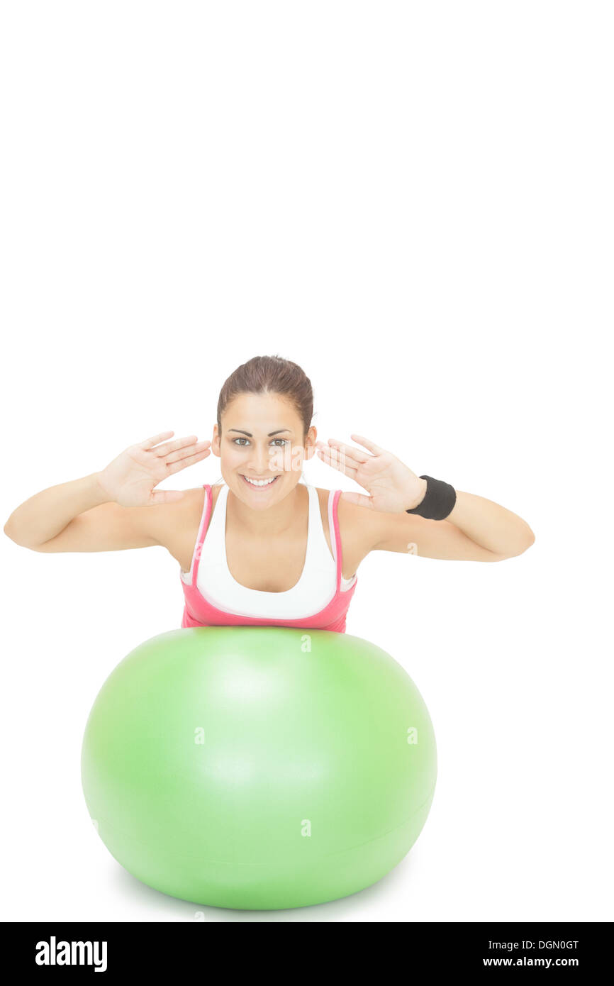 Suerte morena deportivo haciendo ejercicio en ejercicio de pelota Foto de stock