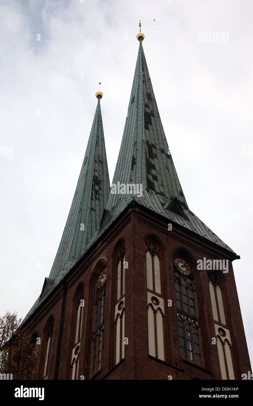 Dos campanarios de Nikolaikirche, la iglesia más antigua de Berlín construido 1200 - 1470 Foto de stock