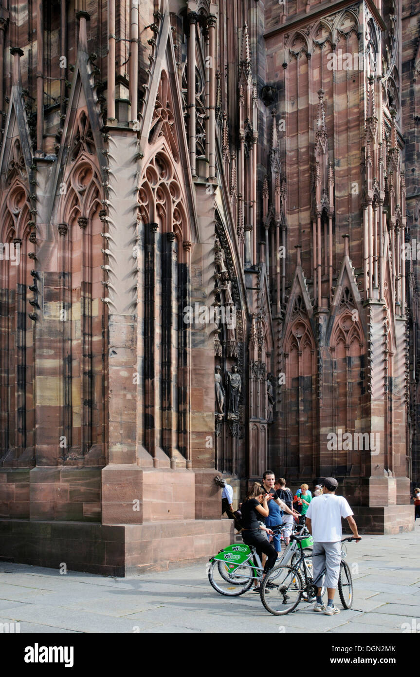 La gente en las motos fuera de la catedral de Estrasburgo Foto de stock