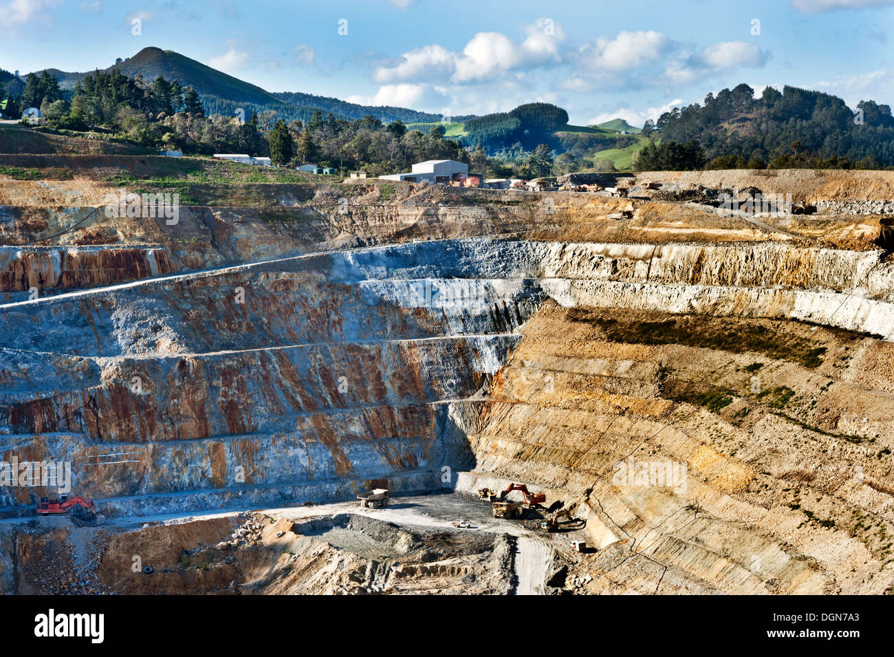 La enorme mina de oro a cielo abierto, Martha Waihi, Isla del Norte, Nueva Zelanda. La mina se restaura como un lago. Foto de stock