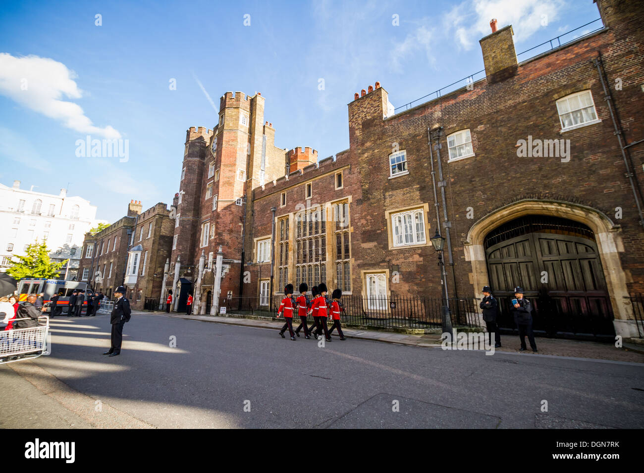 Real de los aficionados y la prensa esperan fuera de las puertas de St James's Palace como bebé Prince George es bautizado. Londres, Reino Unido. Foto de stock