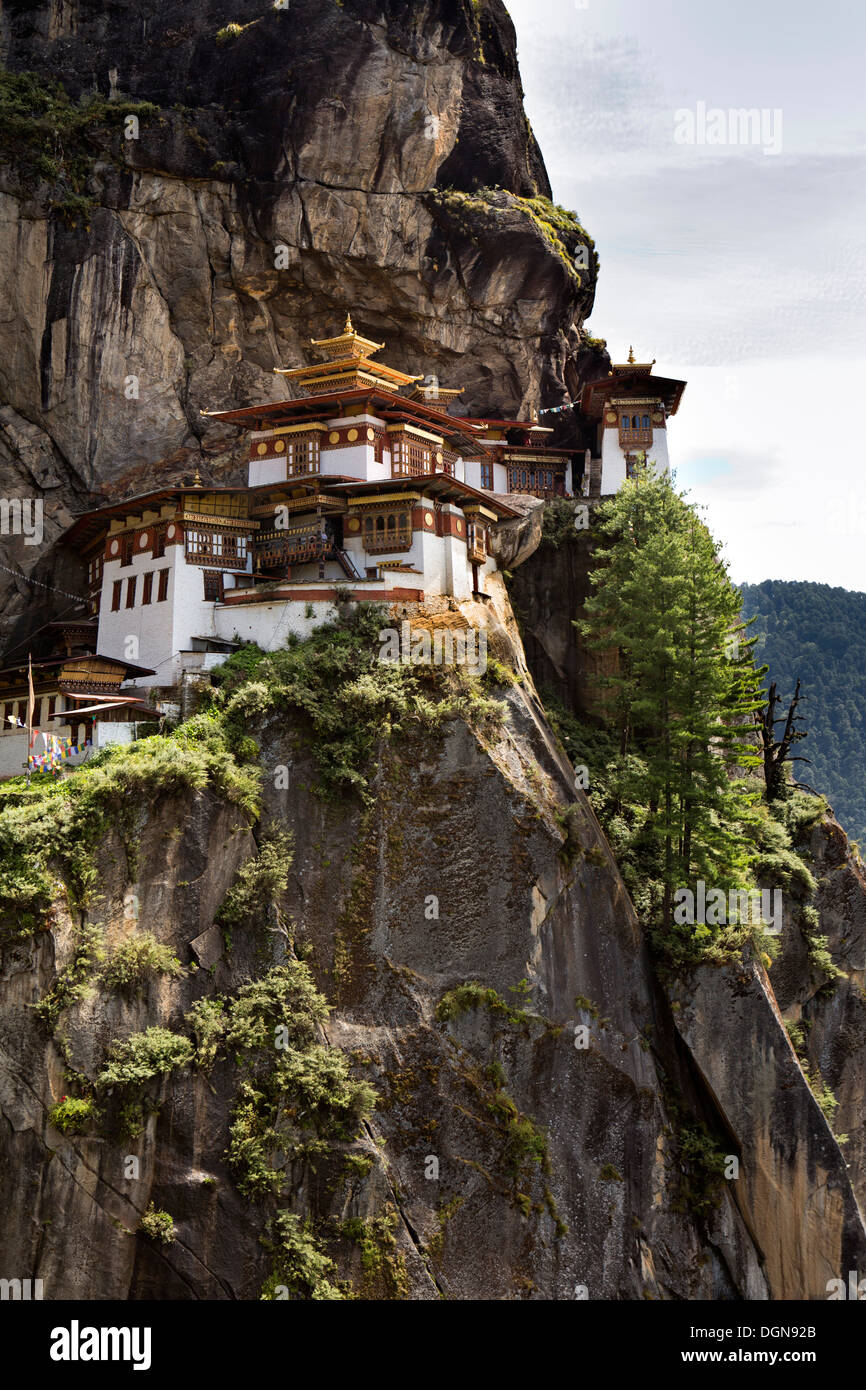 Bhután, Paro valle, Taktsang Lhakang (Tiger's Nest) monasterio aferrado al acantilado Foto de stock