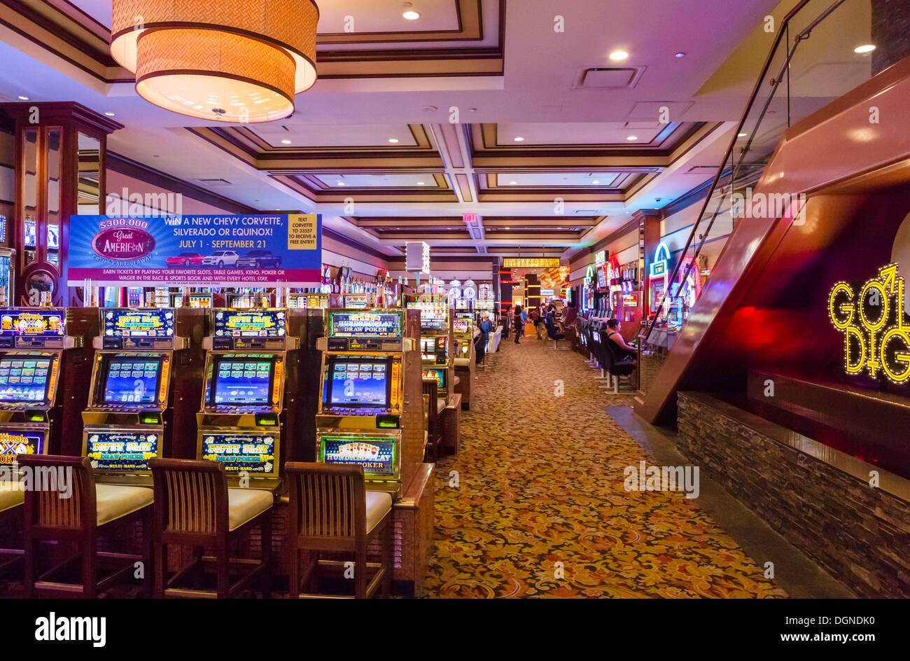 Máquinas de ranura en el Golden Nugget Casino, Fremont Street, el centro de Las Vegas, Nevada, EE.UU. Foto de stock