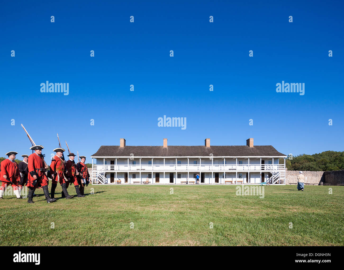 Vida diaria histórica del siglo XVIII en Fort Frederick, Maryland. Los voluntarios de marzo con uniformes de la época y mosquetes. Este cuartel. Foto de stock