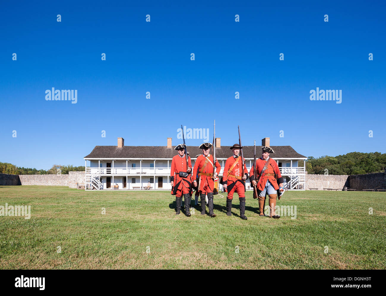 Vida diaria histórica del siglo XVIII en Fort Frederick, Maryland. Los voluntarios de marzo con uniformes de la época y mosquetes. Este cuartel. Foto de stock