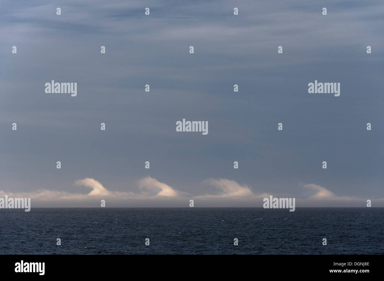 Inestabilidad Kelvin-Helmholtz, nubes sobre el mar, el Pasaje de Drake, Argentina Foto de stock