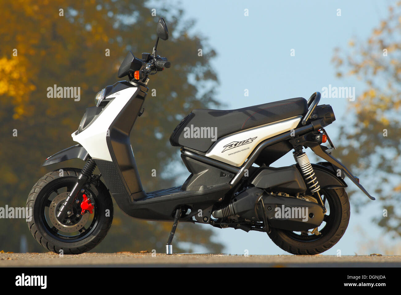 Yamaha BWs 125 motor scooter Fotografía de stock - Alamy