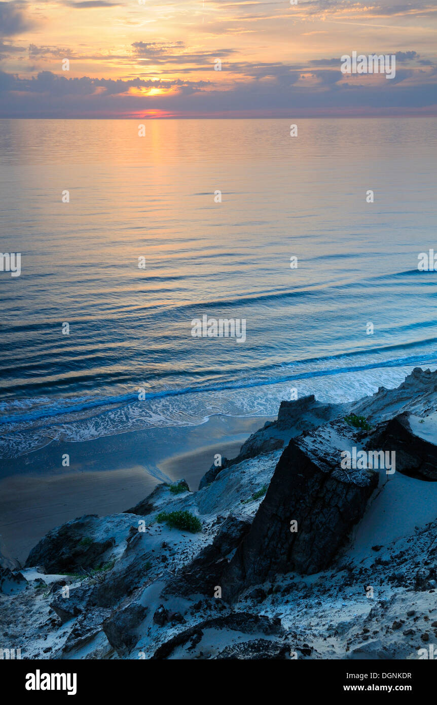 Sunset y acantilado costero cerca de Rubjerg Knude, un vagabundeo dune en Dinamarca, Europa Foto de stock