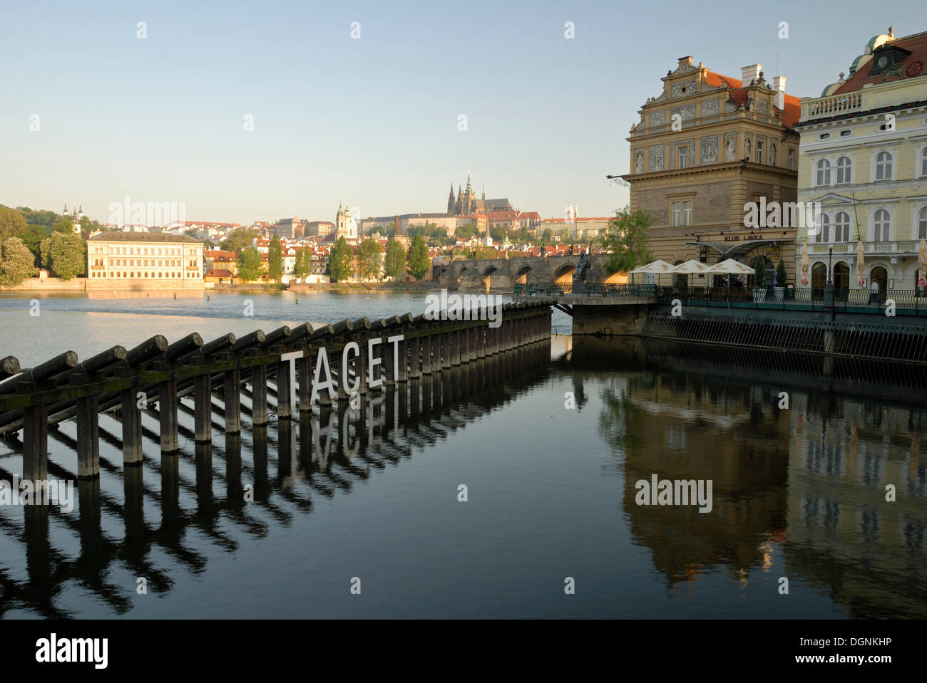 A orillas del río Moldava, Praga, República Checa, Europa Foto de stock