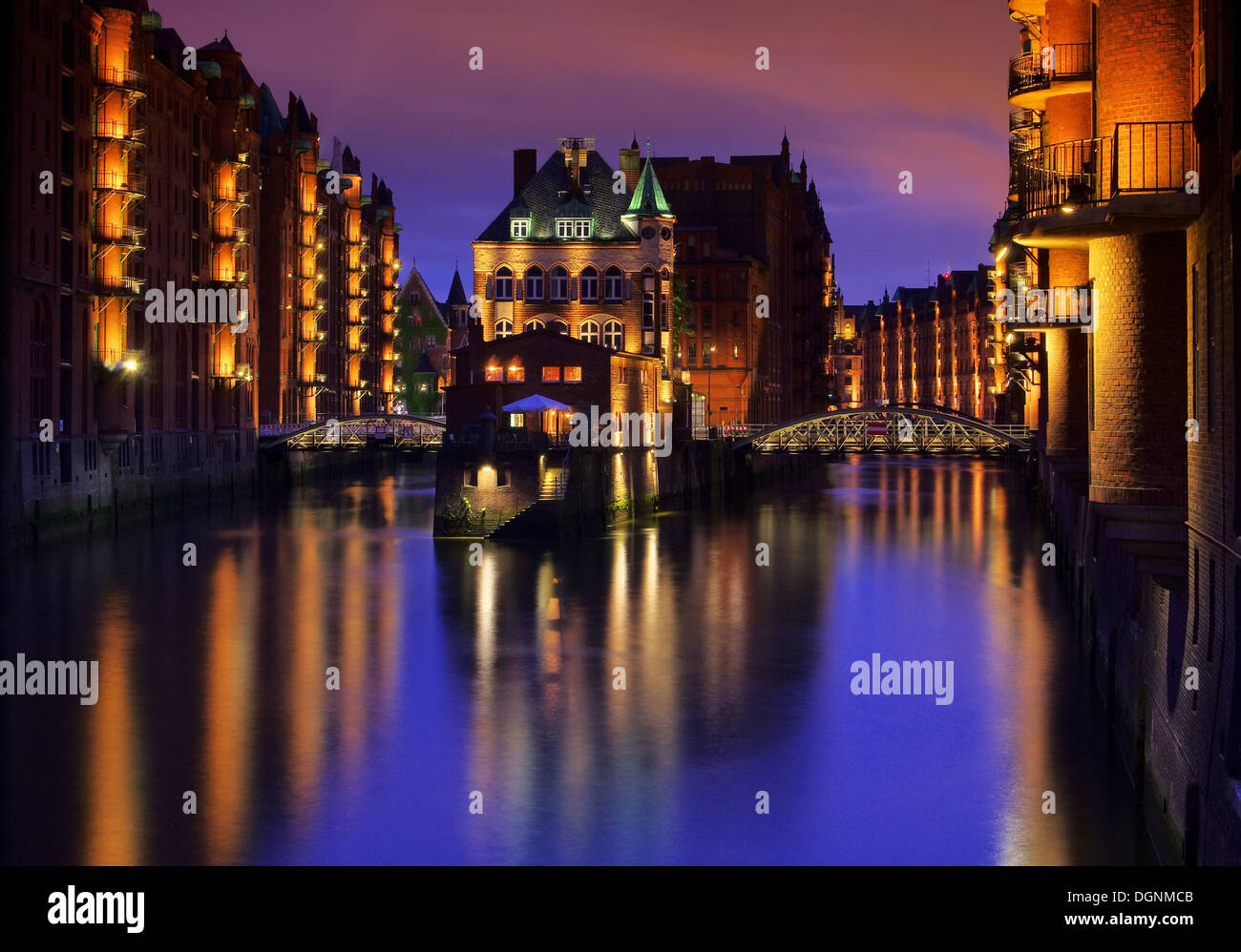 Hamburgo Hamburgo Speicherstadt Wasserschloss Nacht - ciudad de bodegas palacio en la noche 02 Foto de stock