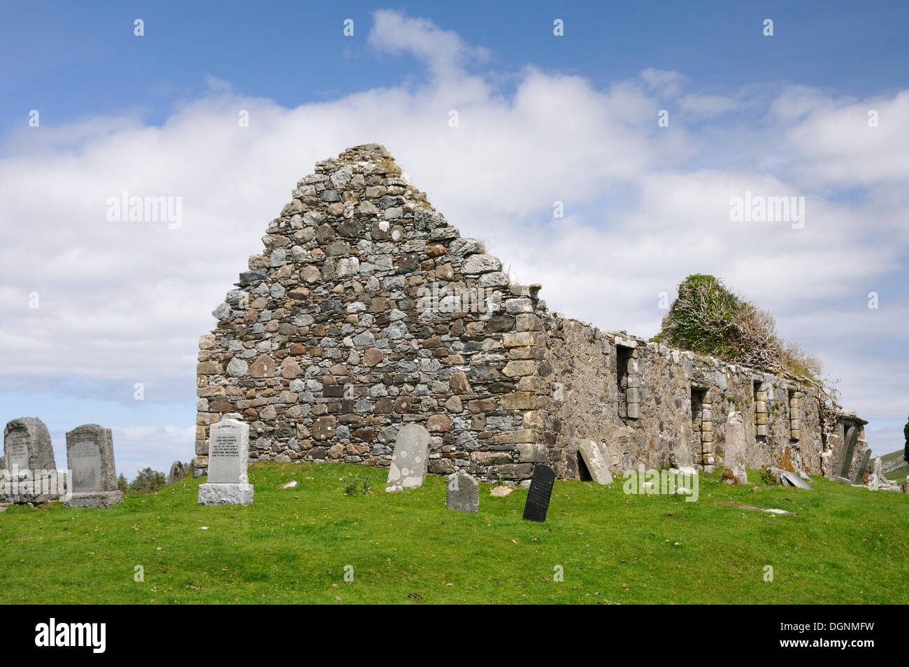 Antigua iglesia en ruinas con un cementerio aledaño, Schottland, Isla de Skye, Escocia, Reino Unido Foto de stock
