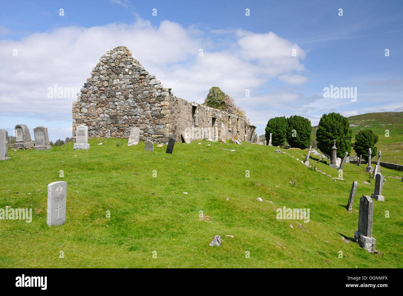 Antigua iglesia en ruinas con un cementerio aledaño, Schottland, Isla de Skye, Escocia, Reino Unido Foto de stock