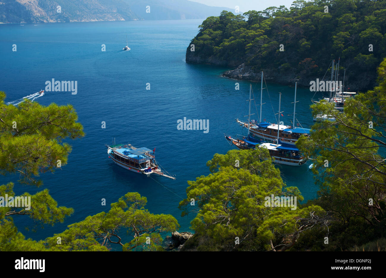 Los barcos de excursión en barco, Blaue Reise Oeluedeniz cerca de Fethiye, la costa egea de Turquía, Turquía Foto de stock