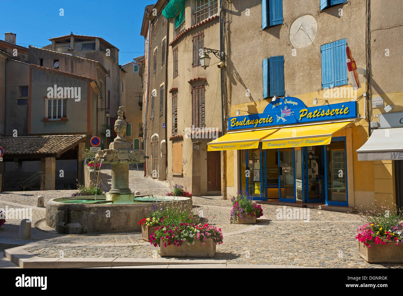 Plaza de la aldea con la aldea de Trevi, Valensole, Provenza, Región Provence-Alpes-Côte d'Azur, Francia Foto de stock