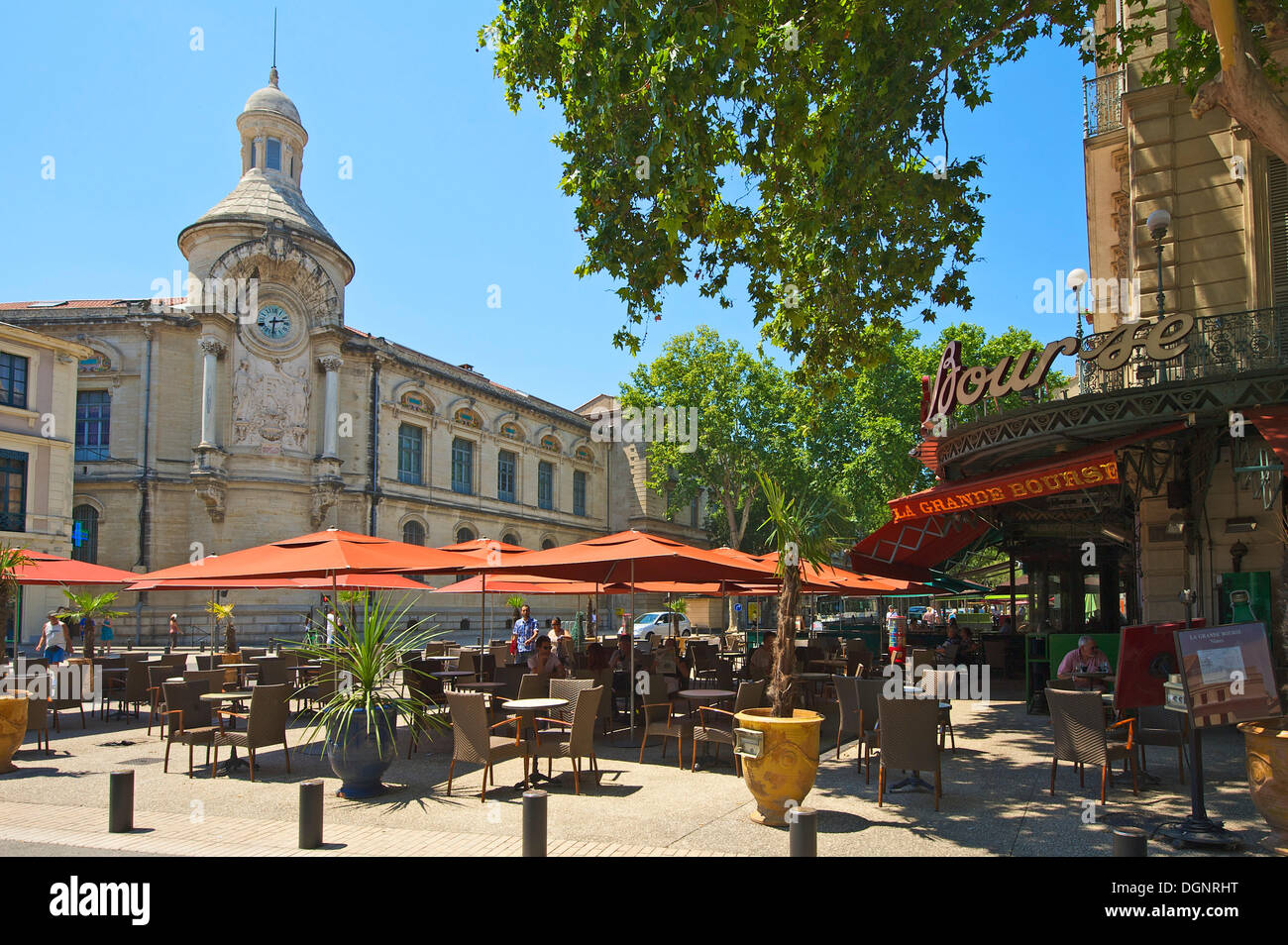 Cafetería, Restaurante, Nîmes, en la región de Languedoc-Roussillon, Francia Foto de stock