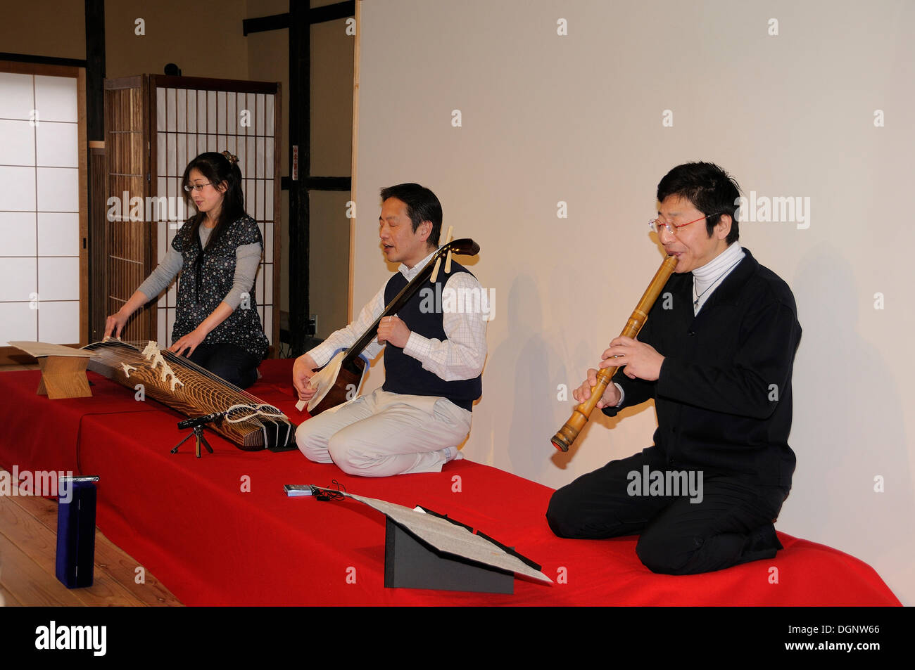 Koto y shakuhachi fotografías e imágenes de alta resolución Alamy