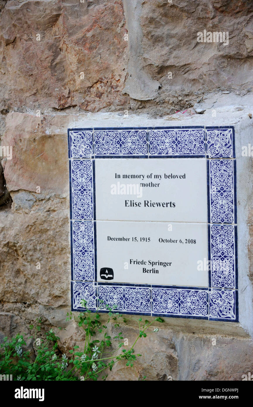 Placa por Friede Springer, esposa del difunto editorial Axel Springer, por su madre, Elise Riewerts, en el monte de Sión, Jerusalén Foto de stock