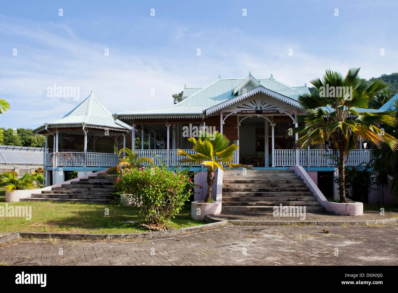Restaurante Vye Marmithe, casa colonial construida en 1870, la Villa Artizanal, Mahe Island, Seychelles, África, el Océano Índico Foto de stock