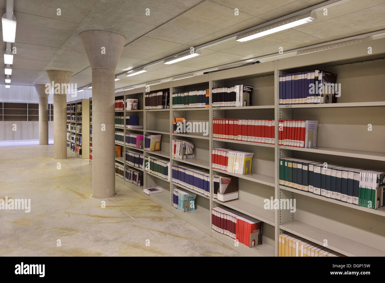 Universidad Católica de Lovaina Arenberg, biblioteca de Lovaina, Bélgica. Arquitecto: Rafael Moneo, 2002. Estantes de libros sobre tierra baja flo Foto de stock
