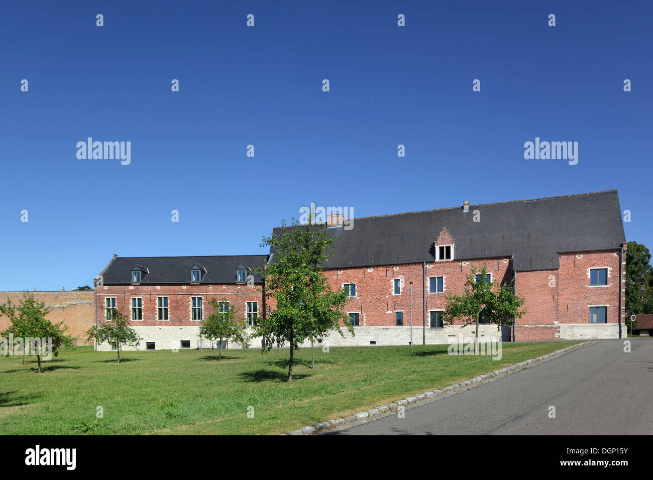 Universidad Católica de Lovaina Arenberg, biblioteca de Lovaina, Bélgica. Arquitecto: Rafael Moneo, 2002. Convento visto desde orcha Foto de stock