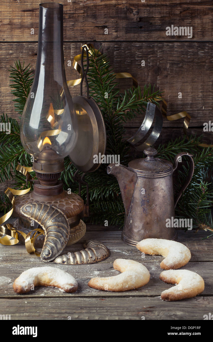 Galletas de azúcar casera servida con vintage-cookie cutters, quema de  lámpara y tetera cerca del árbol de Navidad sobre mesa de madera antigua  Fotografía de stock - Alamy